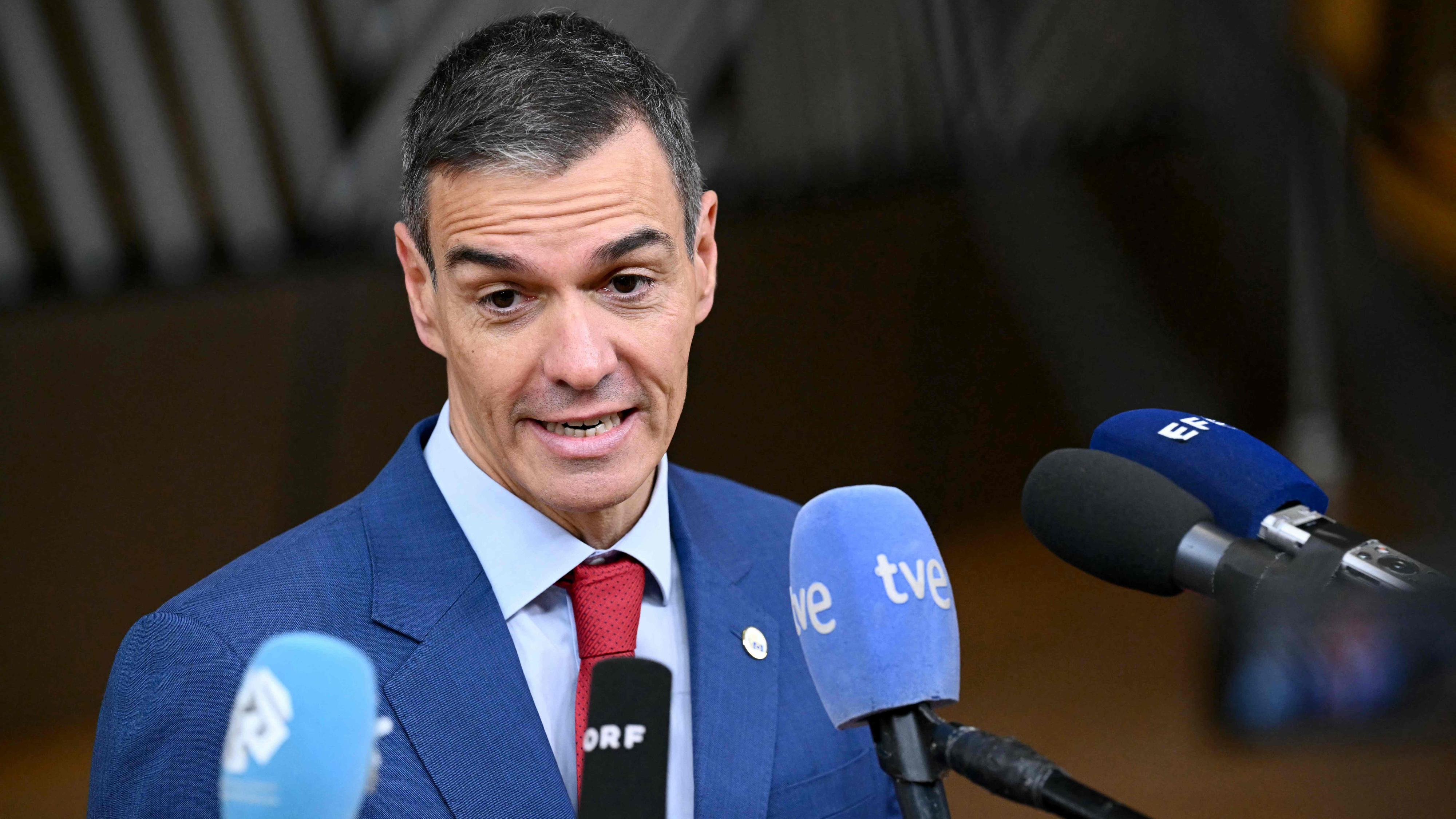 Pedro Sánchez affaibli par la rupture de Junts, signe d’une crise politique majeure en Espagne.