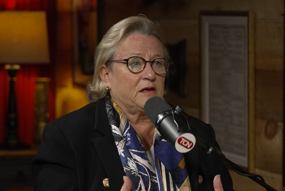 Catherine Austin Fitts met en garde contre le climat économique, politique et social actuel et partage son « manuel de résistance »